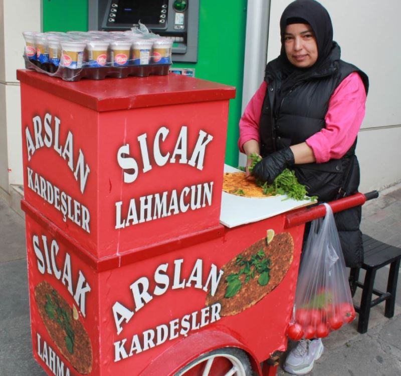 Eşine destek amaçlı sokakta  lahmacun satıyor 