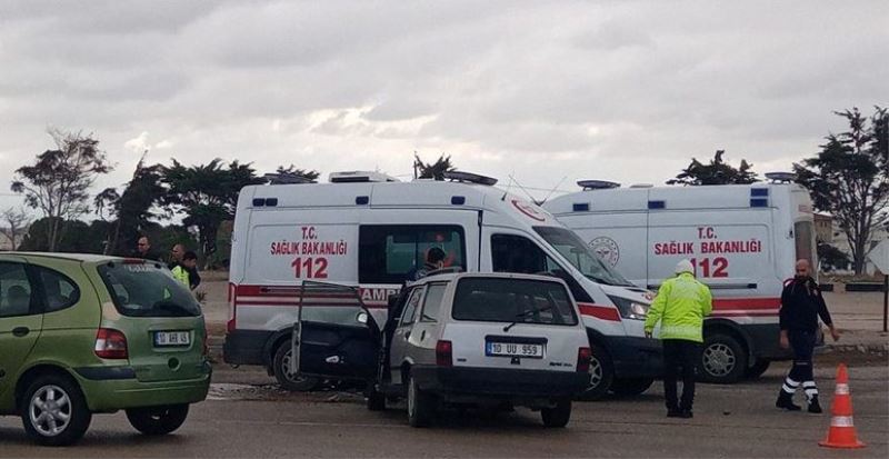 Ambulans ile otomobil çarpıştı: 3 yaralı 