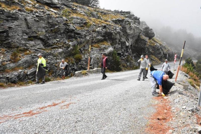 Kazdağları’nda temizlik  çalışması gerçekleştiriyor 