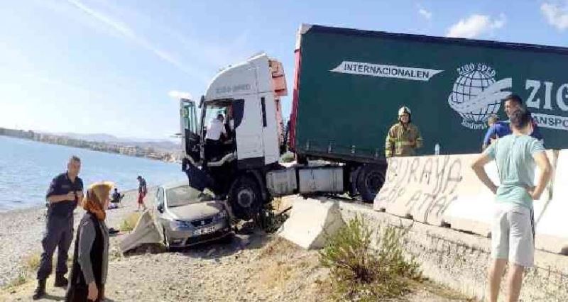 Lastiği patlayan TIR  otomobille sahile uçtu 