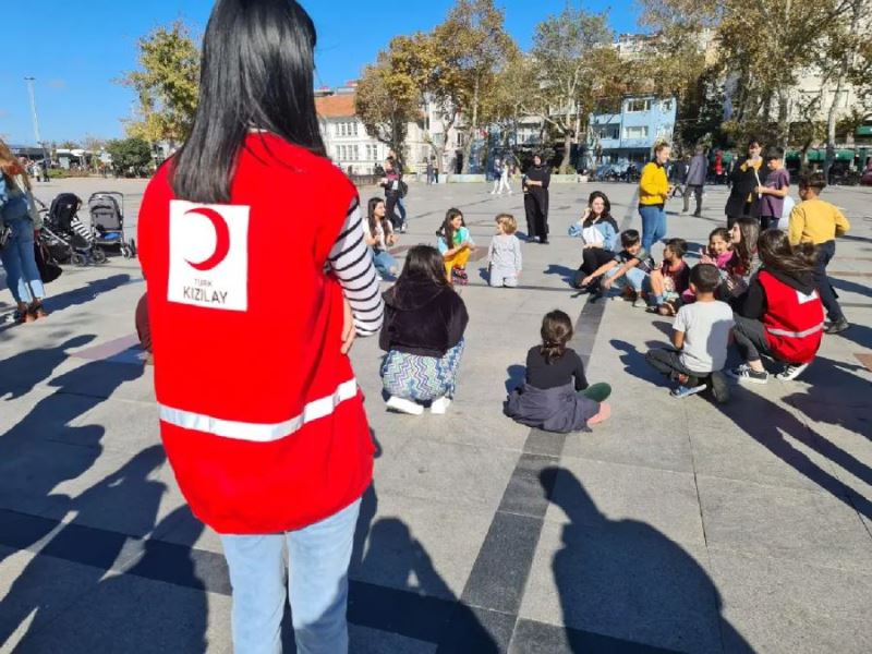 Kızılay Haftası etkinliğinde çocuklar doyasıya eğlendi 