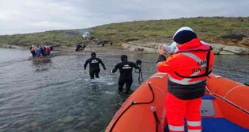 Maden Adası’nda mahsur kalan düzensiz göçmenleri Mehmetçik kurtardı 