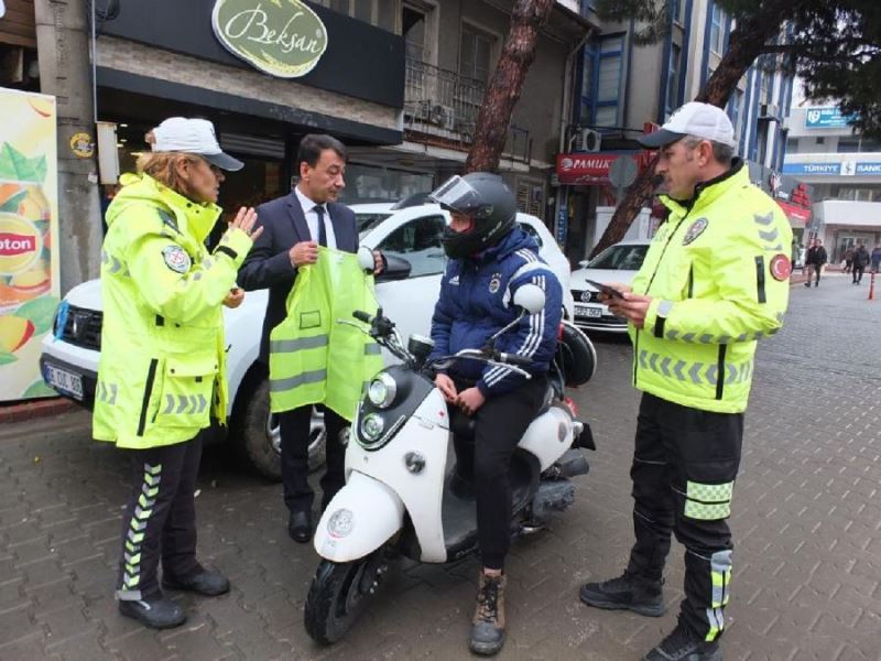 Polis ceza için değil yelek hediye etmek için durdurdu