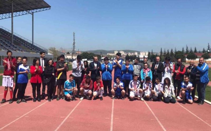 Bandırmalı özel sporcular madalyaları topladı 