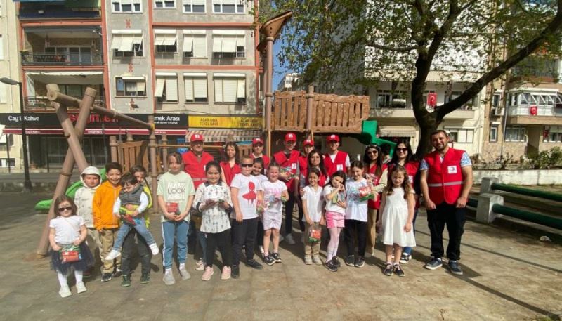 Erdek Kızılay Şubesi’nden çocuklara 23 Nisan hediyesi 