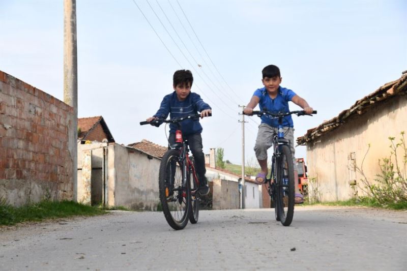 Başkan Yılmaz çocukları mutlu etmeyi sürdürüyor 