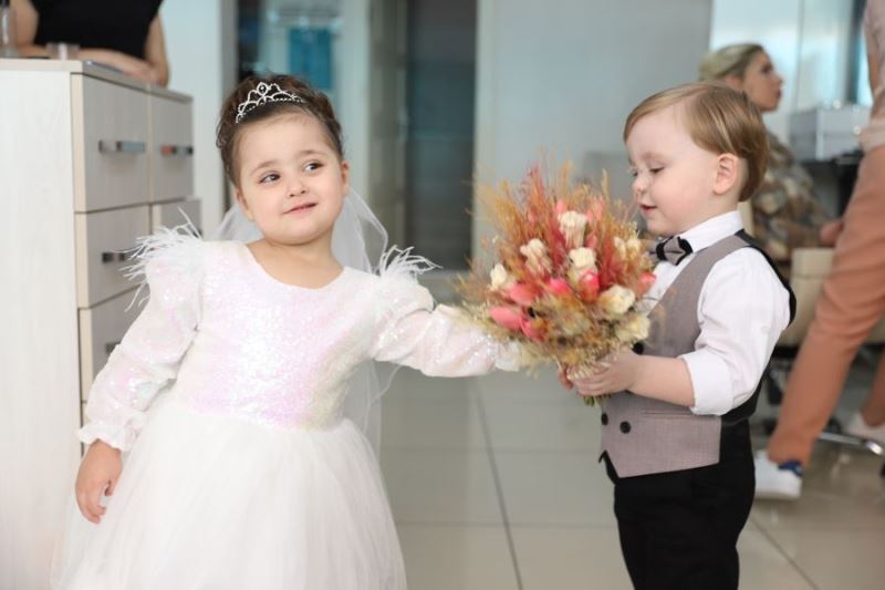 İkizler Tuğberk ve Tuana düğüne renk kattı