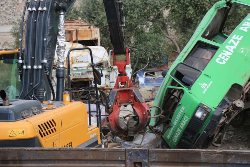 Ekonomik ömrünü tamamlayan araçlar hurdaya çıkarıldı 