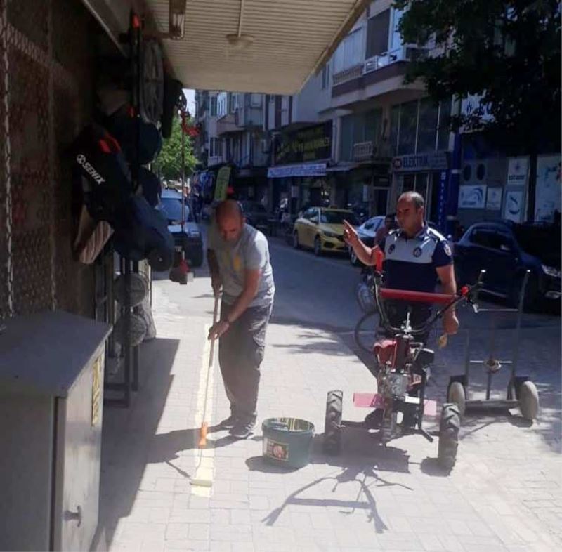 Erdek Belediyesi zabıtasından kaldırım işgali denetimi 