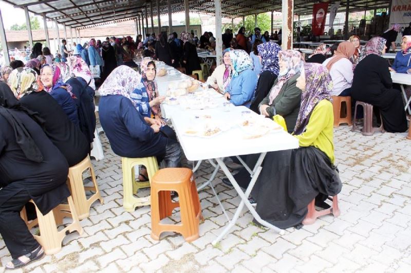 47 yıldır mahalle hayrı geleneklerini sürdürüyorlar 