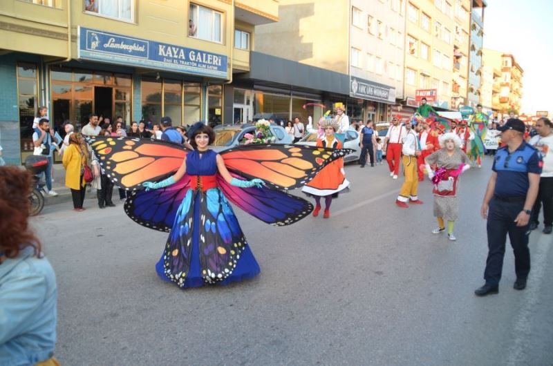 Festival korteji ilgi gördü