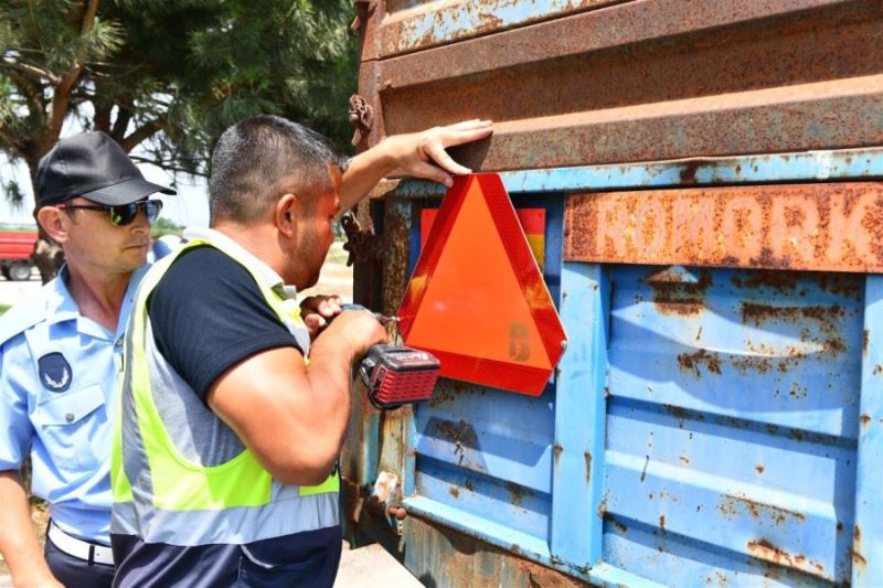 Büyükşehir’den traktörü olan çiftçilere reflektör desteği 