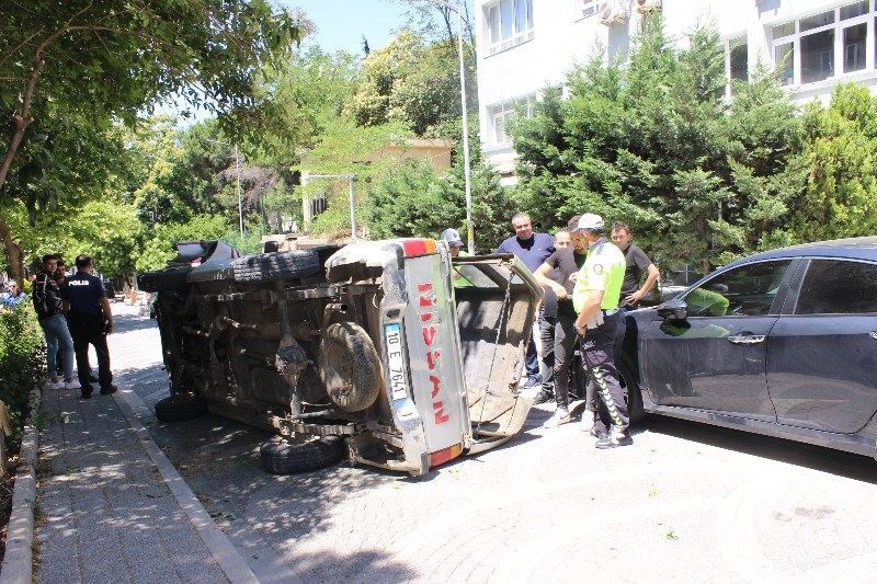 Seyir halindeyken kaldırıma çıkan kamyonet devrildi 