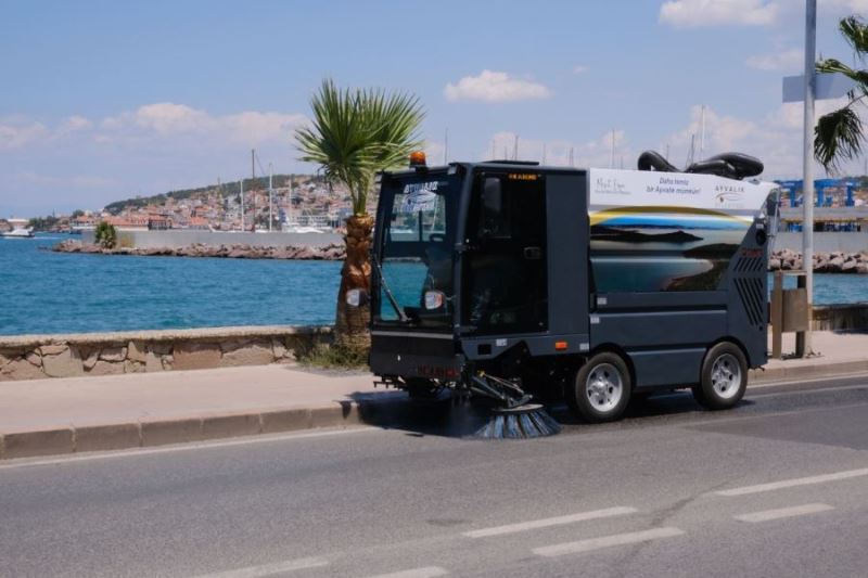 Ayvalık’ta vakumlu süpürge aracı sahaya indi 