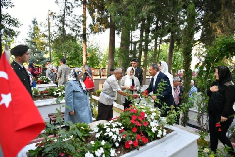 Vali Şıldak’tan Arife Günü ziyaretleri 