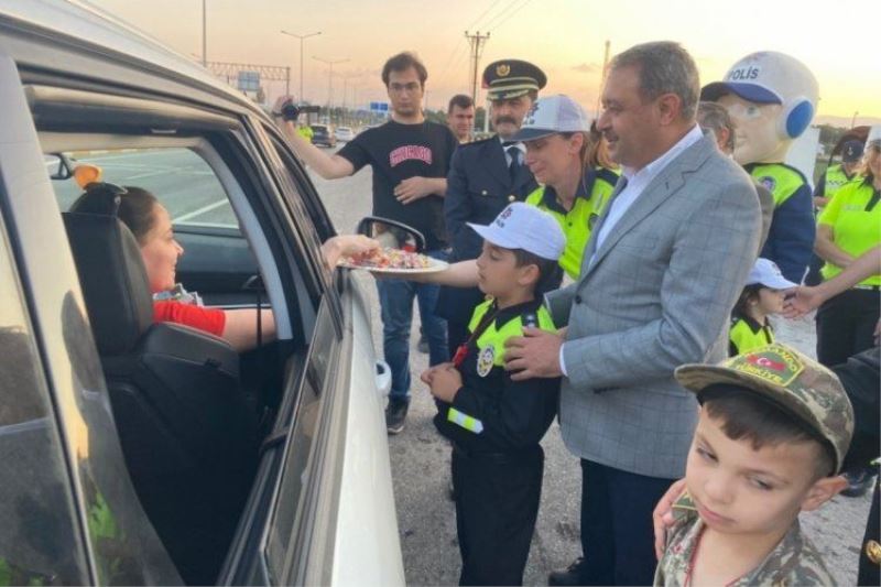 Vali Şıldak, sürücülerle hem bayramlaştı hem de uyardı 