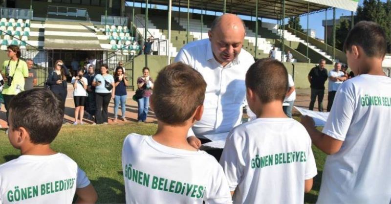 Yaz Spor Okullarında eğitimlerini tamamlayanlara belgeleri verildi 