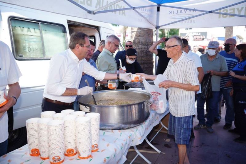 Ayvalık Belediyesi’nden aşure ikramı