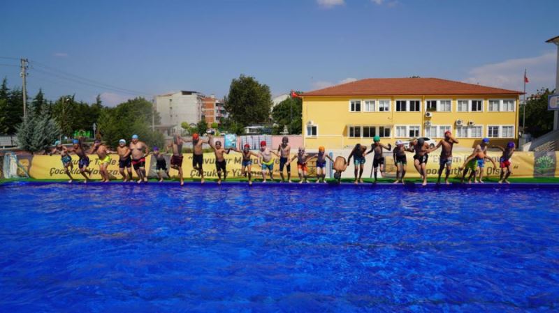 100 binden fazla çocuk yüzme öğrendi