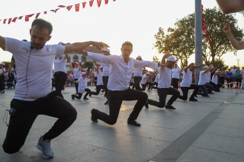 Zafer Bayramı’nın 100. yıldönümü zeybek gösterisi ile kutlandı 