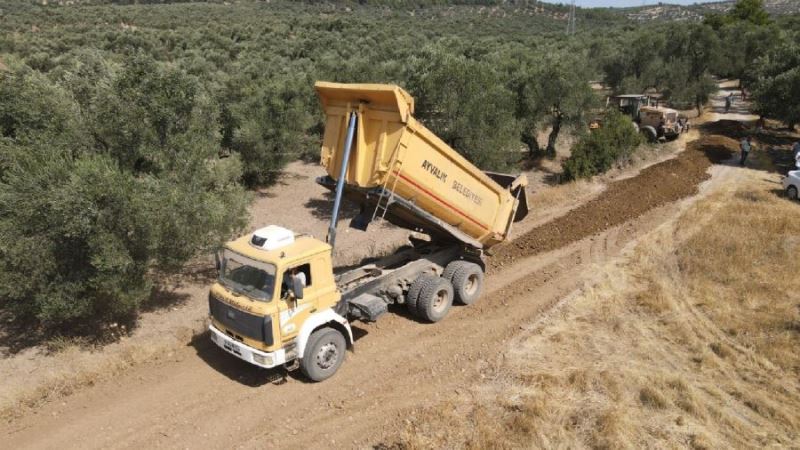 Ayvalık’ta zeytin bahçe yolları onarıldı 