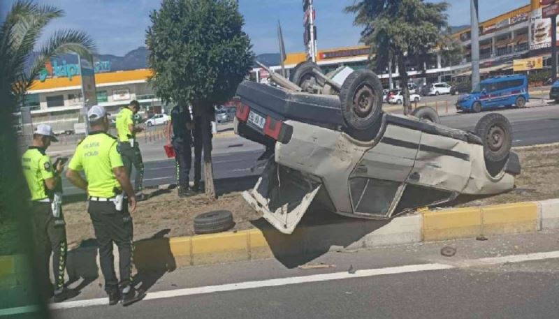 Hafriyat kamyonu çarptığı otomobili  metrelerce sürükledi 