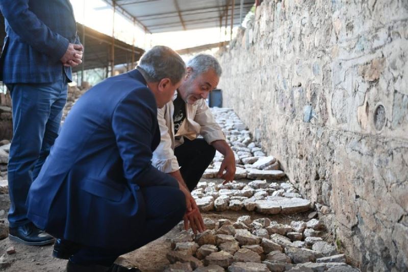 Vali Şıldak antik kazı alanlarında incelemelerde bulundu 