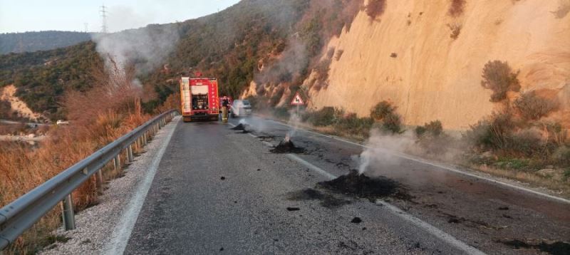 Seyir halindeki saman yüklü kamyon alev aldı 