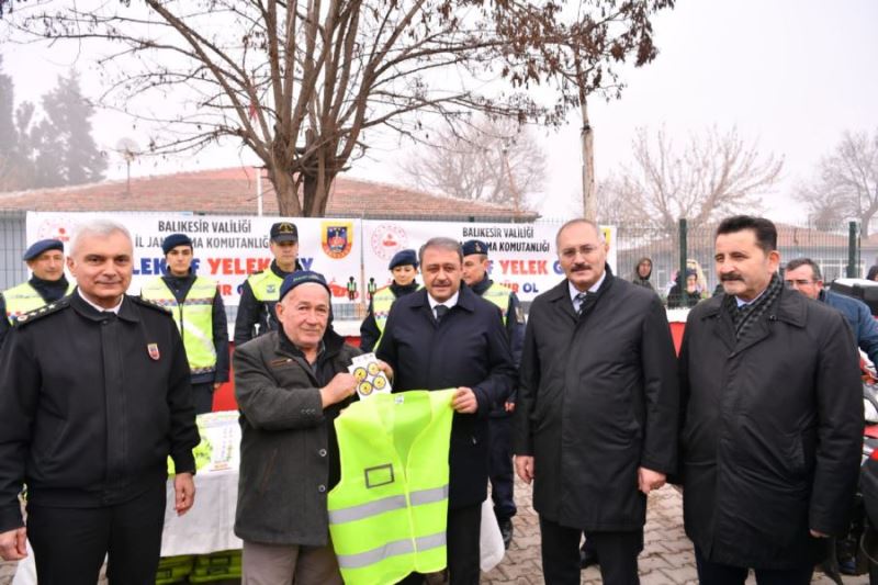 Reflektif yelekle trafikte görünür olunacak 