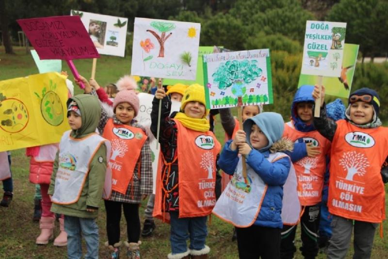 Çocuklarda doğa bilinci oluşması için kozalak ve palamut topladılar 