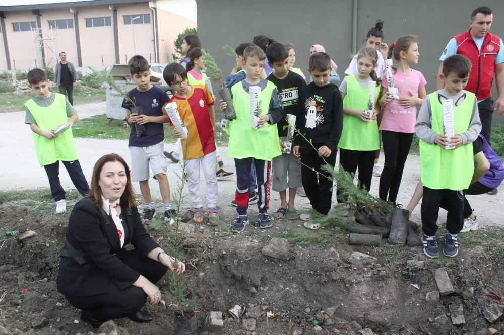 Anaokulu öğrencileri 100. yıl etkinliğinde fidan diktiler