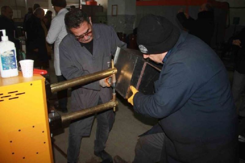 Meslek Lisesi öğrencileri deprem bölgesi için soba üretiyor 