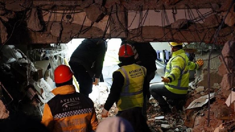 Ayvalık Belediyesi Arama-Kurtarma Timi deprem bölgesinde 