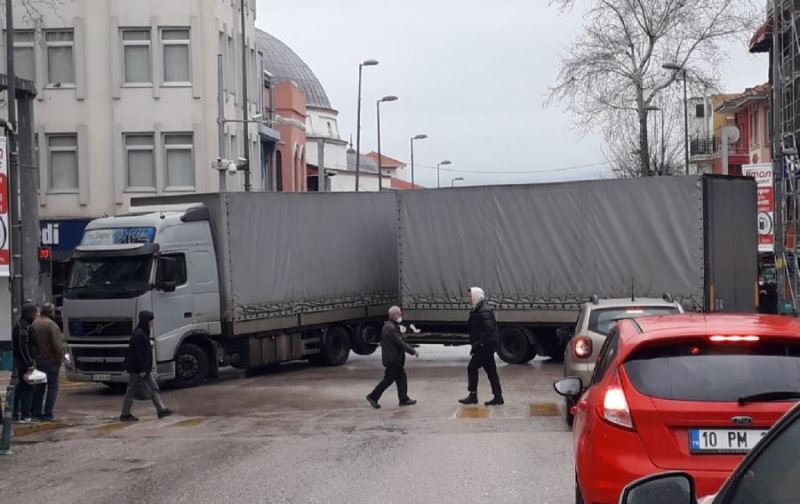 Kent Merkezi’ne giren TIR’lar trafiği kilitliyor 