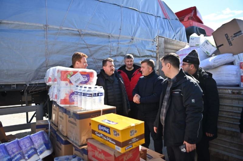 Yardım TIR’ları deprem bölgesine ulaşıyor 