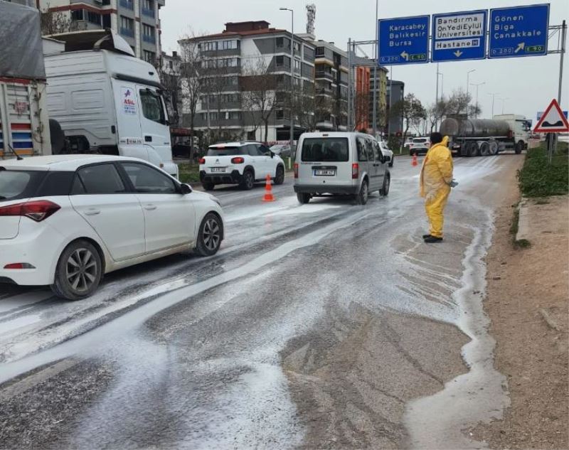 Asit tankerinin hortumu patlayınca karayolu asitlendi 