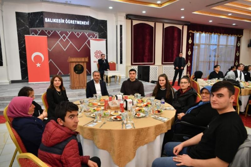 Vali Amcaları iftar programında çocukların mutluluğuna ortak oldu 