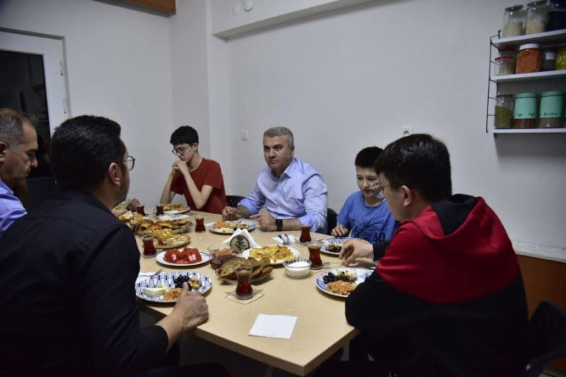 Canbey, sevgi evlerinde kalan çocuklarla sahur yaptı 