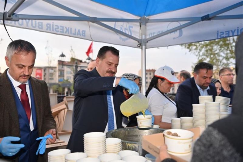 Başkan Yılmaz, Yeryüzü Sofralarında 15 bin kişiyle orucunu açtı 