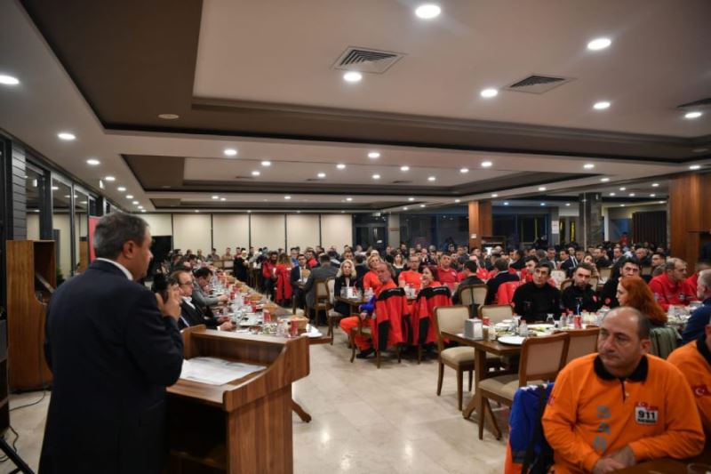 Vali Şıldak, deprem bölgesinde görev yapanlarla iftarda buluştu 