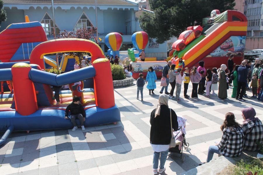 Çocuklar lunaparkta gönüllerince eğlendi 