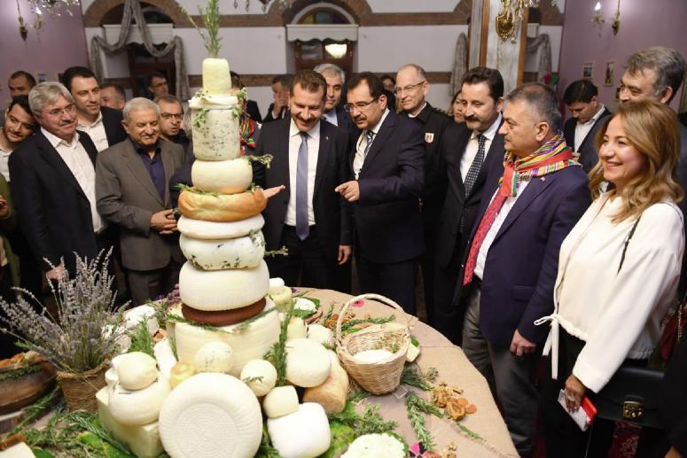 ‘50 Peynirli Şehir Balıkesir’ isimli kitabın lansmanı Sındırgı’da yapıldı