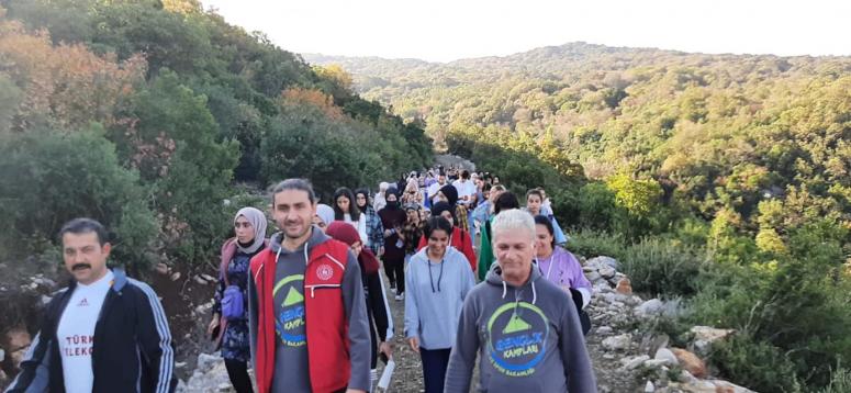 Manyas’lı gençlerden doğa yürüyüşü 