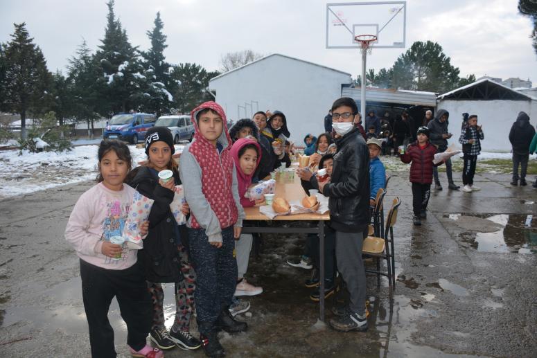 Manyas’ta Roman çocuklara mangalda sucuk ekmek partisi 