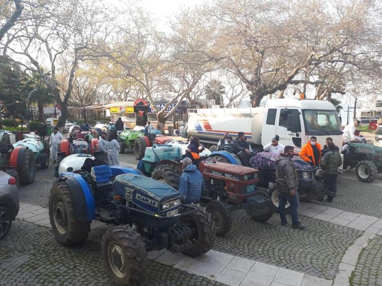 Erdek’te çiftçiler traktörlerle ilçeyi dezenfekte etti