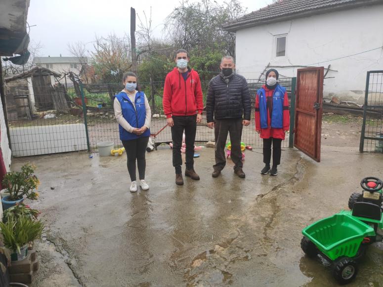 Manyas Gençlik Merkezi üyeleri erzak paketi dağıtıyor 