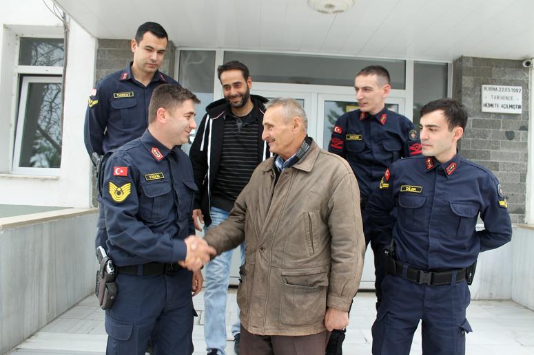 Çalınan koyunlarını bulan jandarmaya teşekkür ziyareti