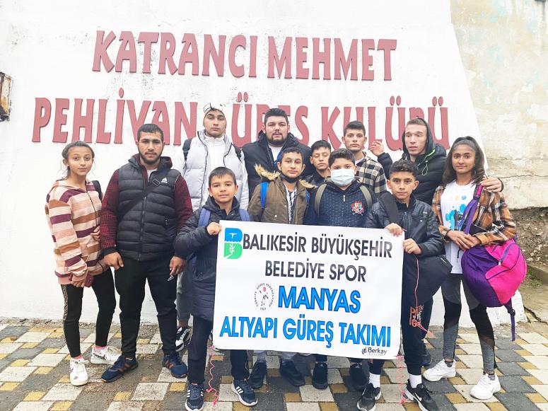 Manyaslı alt yapı güreşçilerinden madalya yağmuru 