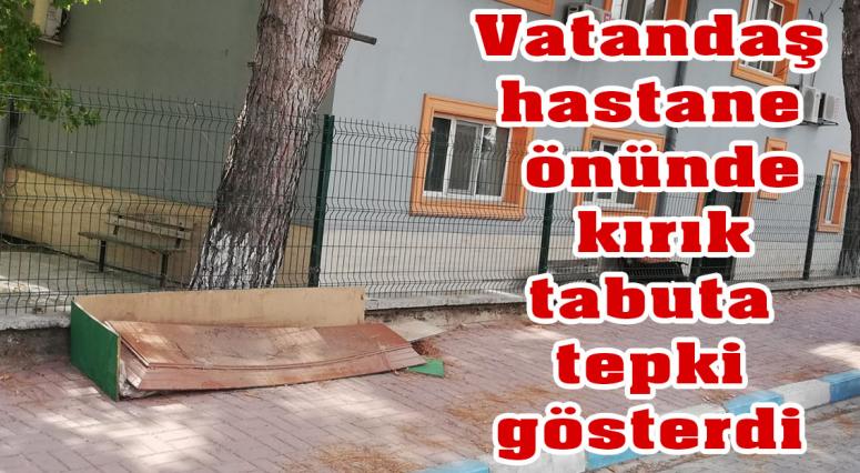 Vatandaş hastane önünde kırık tabuta tepki gösterdi 