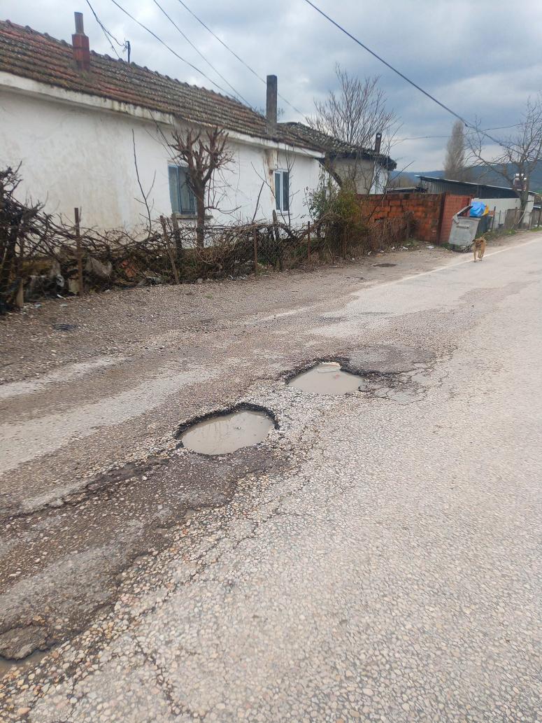 Yollarda oluşan çukurlar sürücüleri bezdirdi 